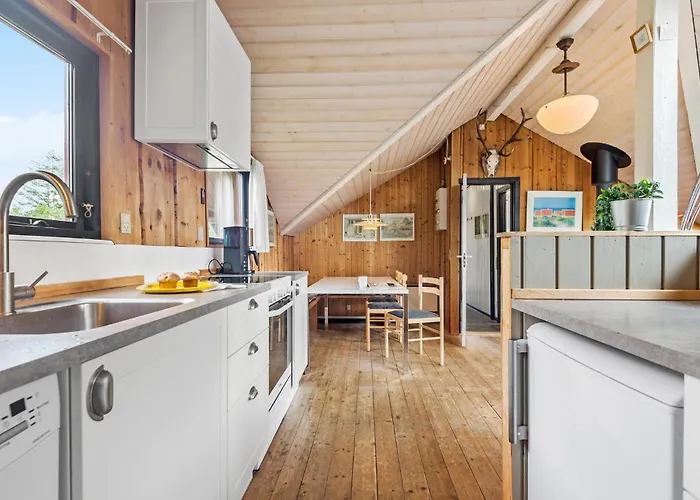 Hébergement de vacances 4 Bedroom Lovely In *